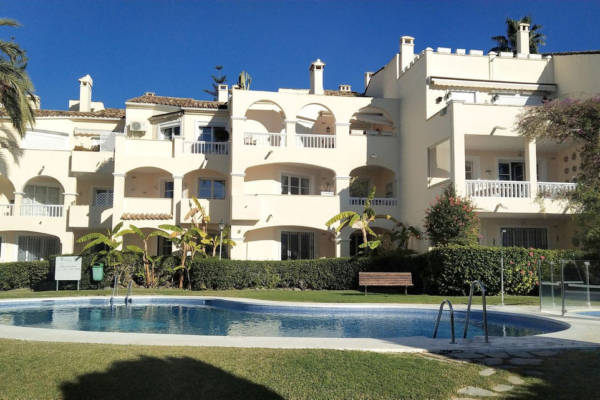 Spacious and bright apartment in El Paraíso area