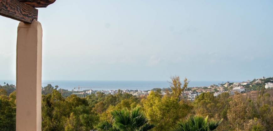 Ático con vistas al golf, mar y montaña en Benahavís