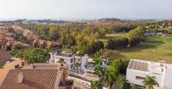 Ático con vistas al golf, mar y montaña en Benahavís