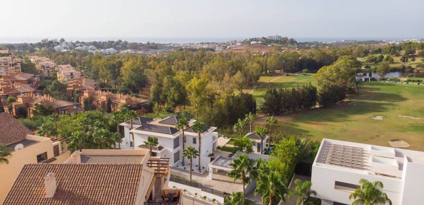 Ático con vistas al golf, mar y montaña en Benahavís