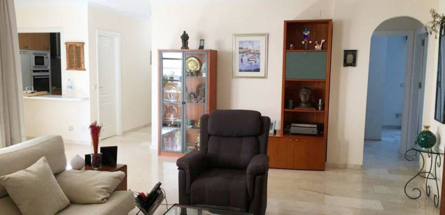 Spacious and bright apartment in El Paraíso area