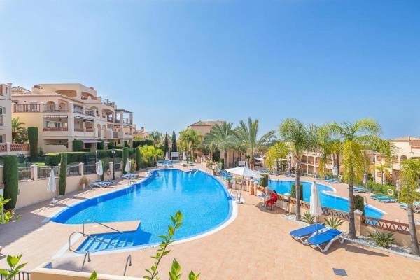 Wonderful corner apartment with sea and mountain views