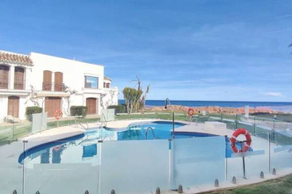 Beachfront townhouse with spectacular sea views