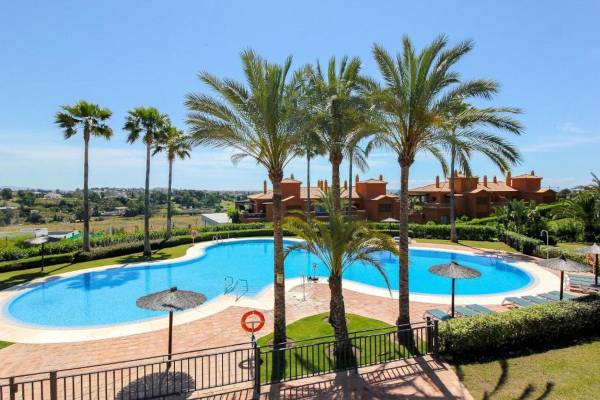 Penthouse with golf, sea and mountain views in Benahavís