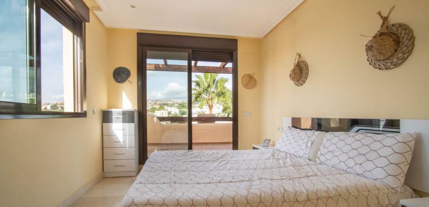 Penthouse with golf, sea and mountain views in Benahavís