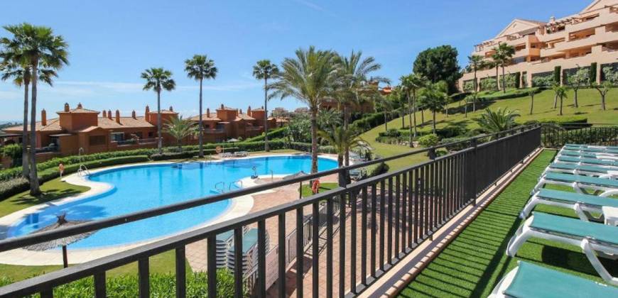 Penthouse with golf, sea and mountain views in Benahavís