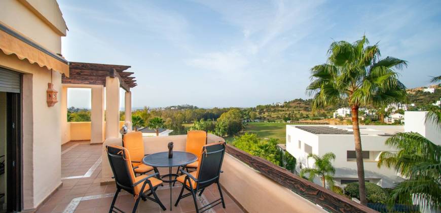 Penthouse with golf, sea and mountain views in Benahavís