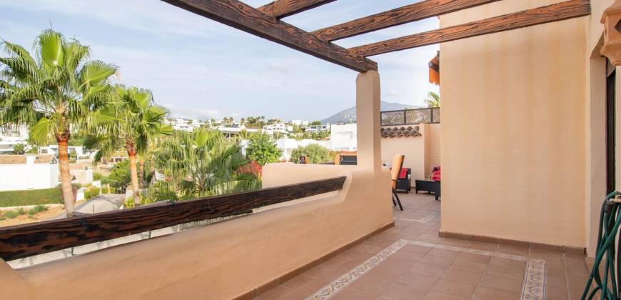 Penthouse with golf, sea and mountain views in Benahavís