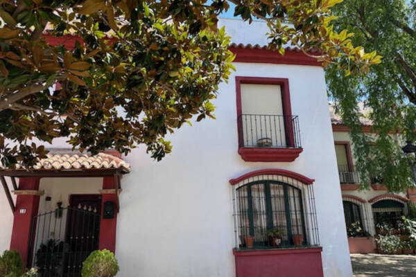 Magnificent semi-detached house located in Cancelada