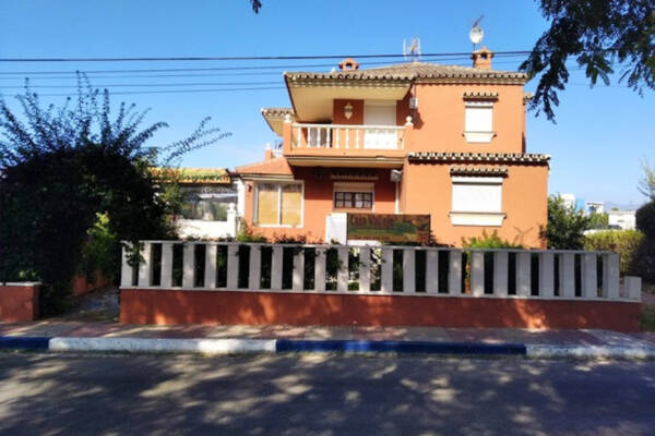 Fantastic independent villa with restaurant business