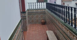 Edificio de 2 viviendas + 1 local comercial