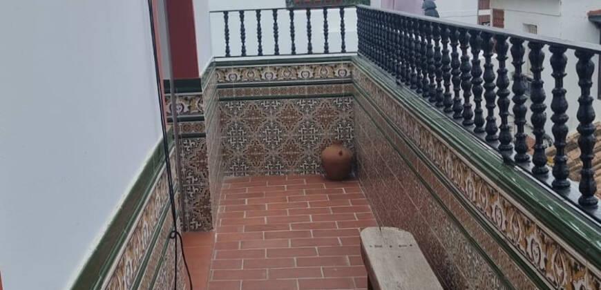 Edificio de 2 viviendas + 1 local comercial