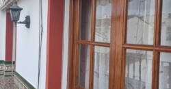 Edificio de 2 viviendas + 1 local comercial