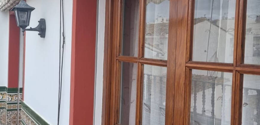 Edificio de 2 viviendas + 1 local comercial