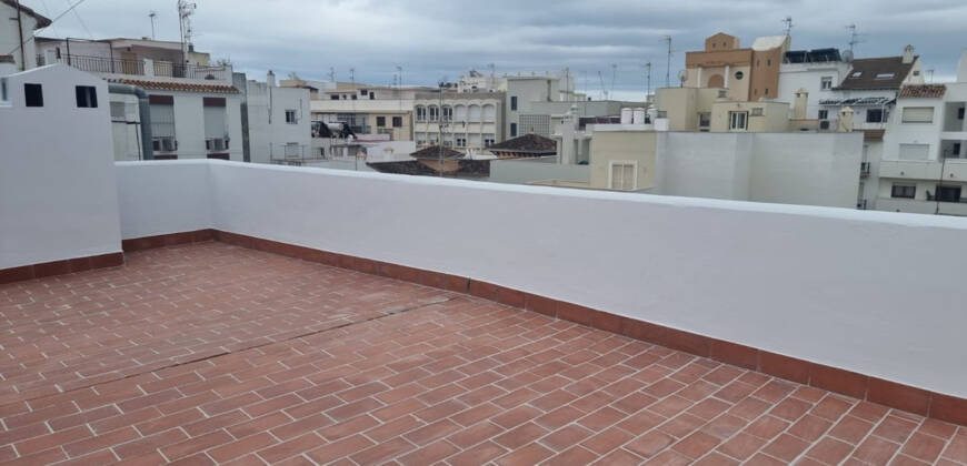Edificio de 2 viviendas + 1 local comercial
