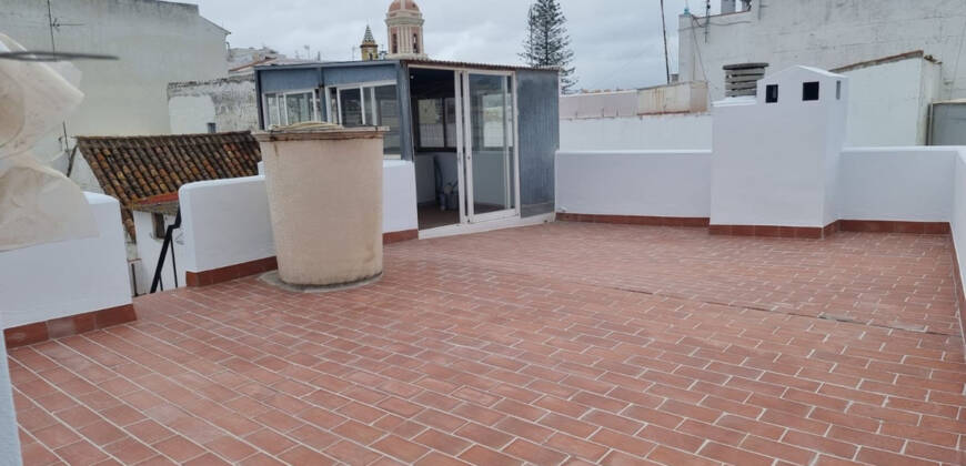 Edificio de 2 viviendas + 1 local comercial