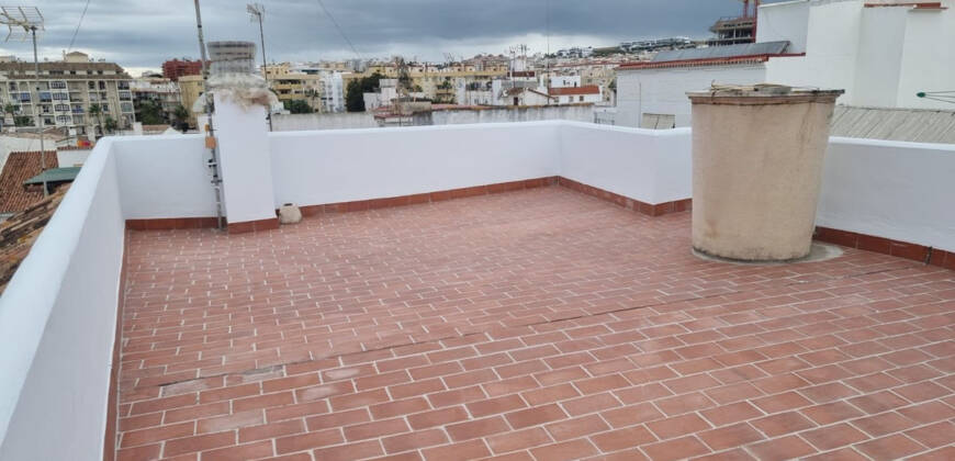 Edificio de 2 viviendas + 1 local comercial