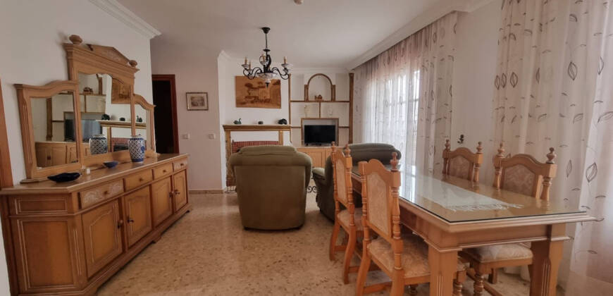 Edificio de 2 viviendas + 1 local comercial