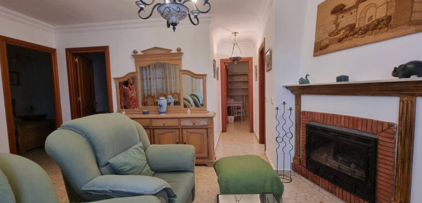 Edificio de 2 viviendas + 1 local comercial