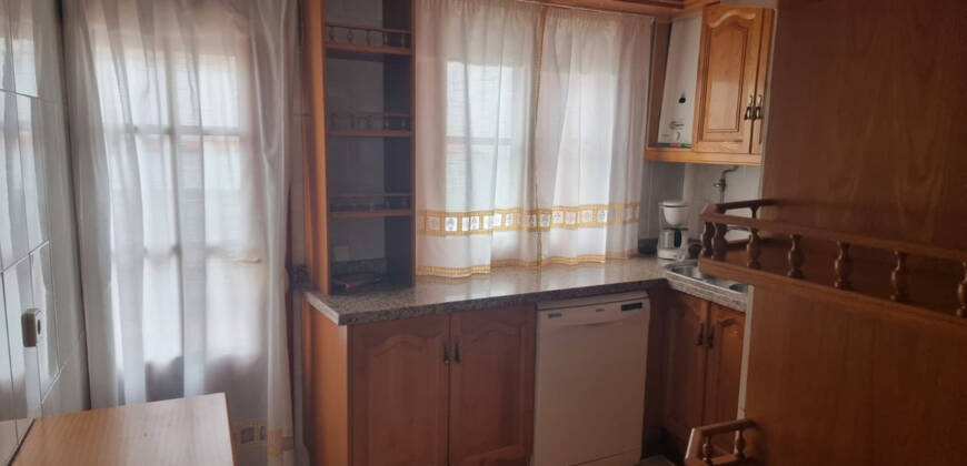 Edificio de 2 viviendas + 1 local comercial