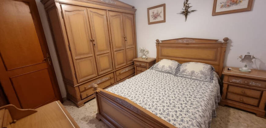Edificio de 2 viviendas + 1 local comercial