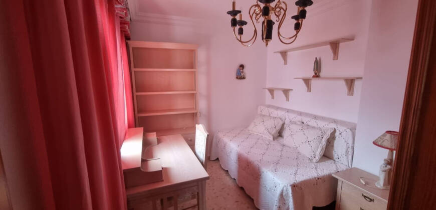Edificio de 2 viviendas + 1 local comercial