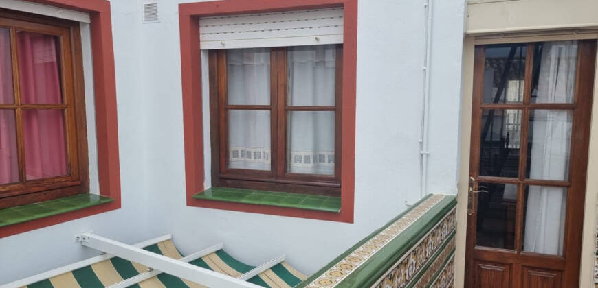 Edificio de 2 viviendas + 1 local comercial