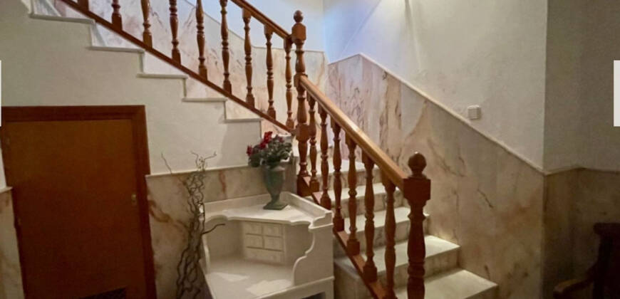 Edificio de 2 viviendas + 1 local comercial
